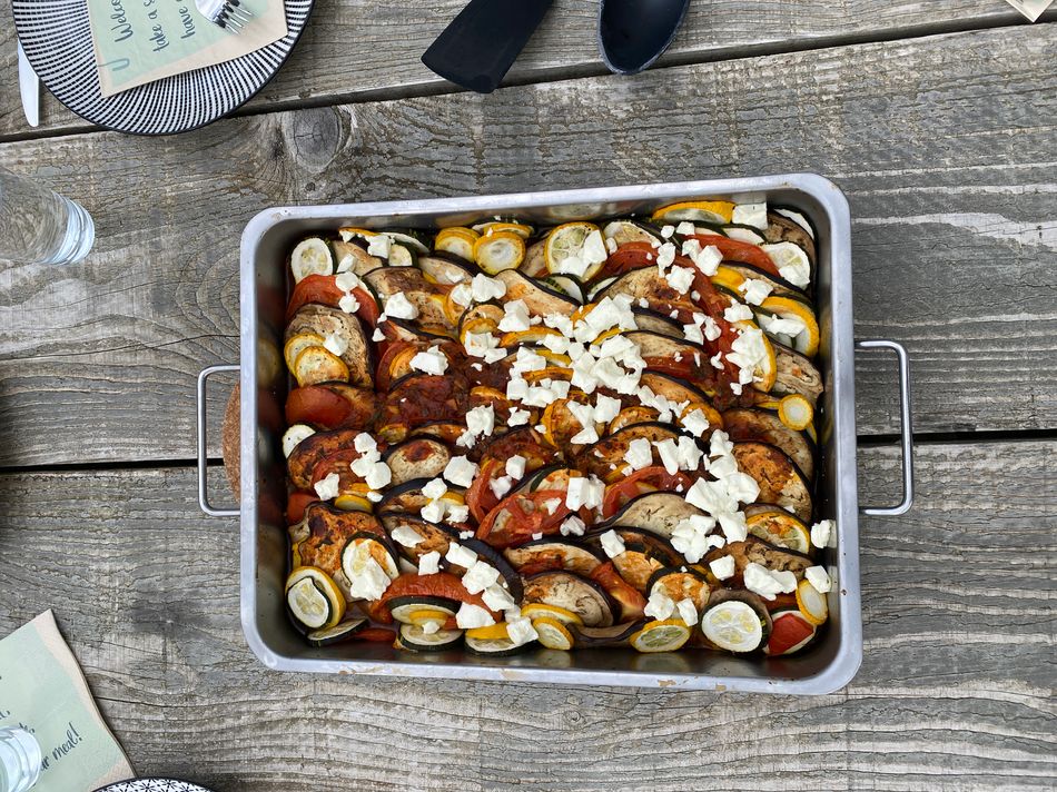 Ratatouille Gratin in Backofenschale auf Holztisch