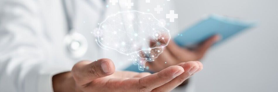 Über der Hand eines Arztes schwebt ein Gehirnhologram