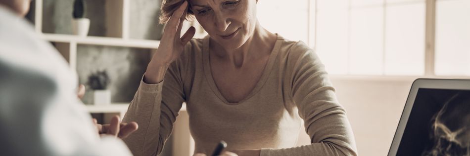 Ein Arzt ist im Gespräch mit einer Patientin
