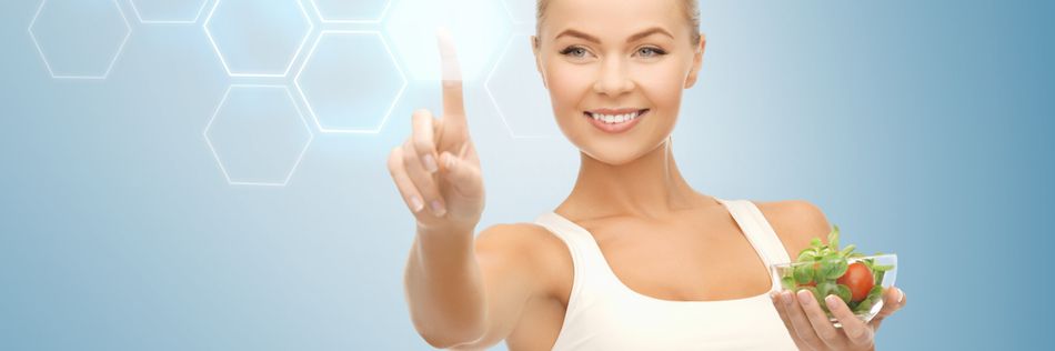 Junge Frau mit Salatschüssel