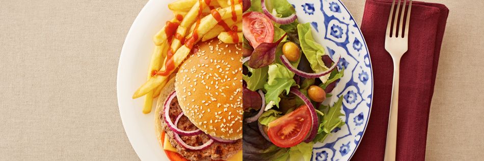 Halber Teller mit gesundem und halber Teller mit ungesundem Essen