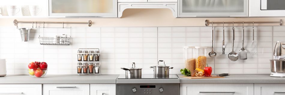 Schöne helle Küche mit Küchenhelfern